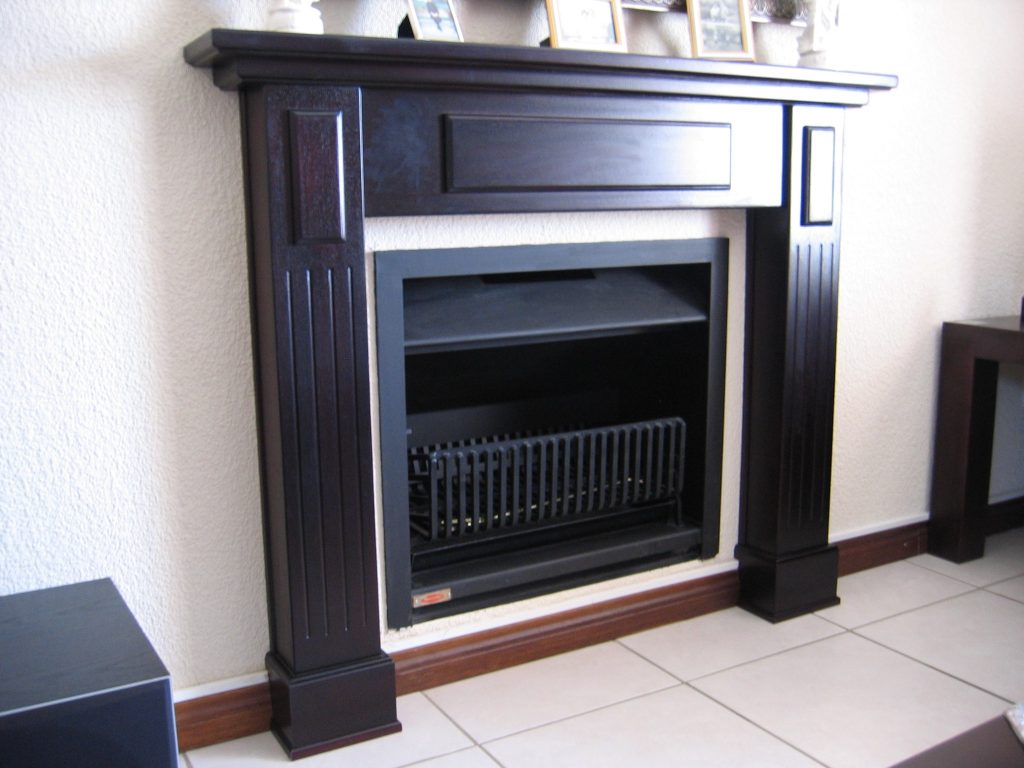 Mantelpiece in solid Mahogany Wood